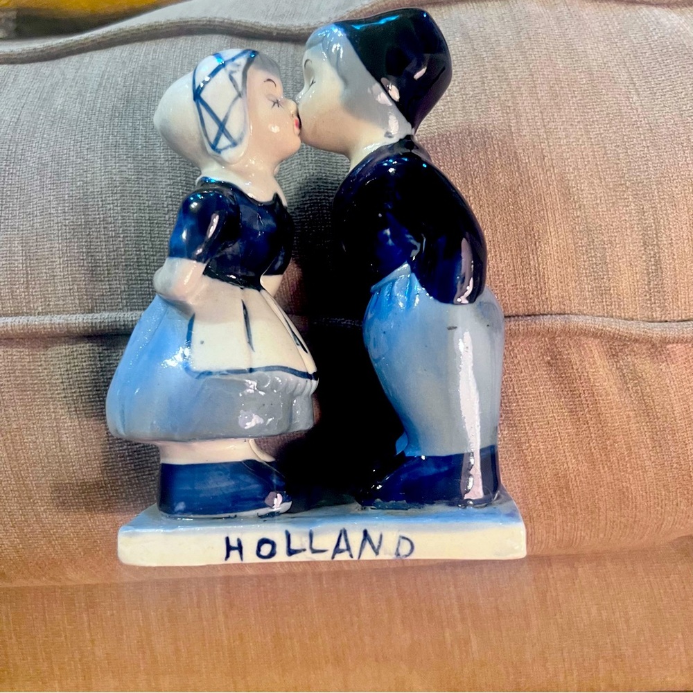 Ceramic Delft Man and Woman Kissing decor.